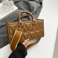 Sac à main marron en cuir PU matelassé triangulaire avec large bandoulière réglable - Marron
