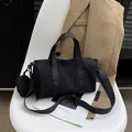Bolso cilíndrico minimalista de nailon negro con correa ancha y monedero redondo a juego - Negro