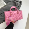 Sac à main triangle rose avec motif losanges et bandoulière large amovible chic - Rose