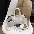Bolso deportivo cilíndrico beige de nailon con monedero y correa ajustable - Blanco Roto
