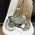 Bolso bandolera cilíndrico de nailon verde claro con pequeño monedero redondo y correa ancha - Verde