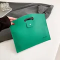 Borsa tote verde in pelle martellata con manico minimalista e chiusura a pressione - Verde