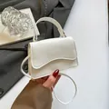 Mini borsa a tracolla bianca in pelle sintetica con patta a onde e stile minimalista - Bianco