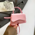 Mini borsa a mano rosa chiaro con patta a onde e trama in ecopelle liscia - Rosa