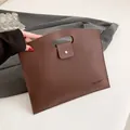 Braune Tragetasche mit Litschi-Muster, Cut-out-Griffen und Druckknopf für das Büro - Braun