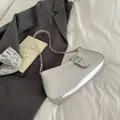 Schicke silberne Unterarmtasche mit Metallic-Finish und Schnalle für den Alltag - Silber