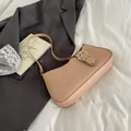 Beigefarbene PU-Leder Achseltasche mit silberner Metallschnalle am minimalistischen Design - Khaki