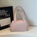 Leichte rosa Nylon-Tragetasche mit Tunnelzug-Seitentaschen und weichen Tragegriffen - Rosa