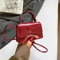 Mini borsa a tracolla in pelle verniciata bordeaux lucida con manico superiore e tracolla - Rosso
