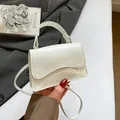 Sac à main en cuir verni blanc brillant avec rabat ondulé et fine bandoulière - Blanc