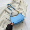 Hellblaue gesteppte Hobo-Tasche mit V-Nähten und Kettenriemen auf weißem Blazer - See Blau Mit Münzen