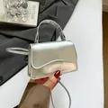 Mini sac à main argenté effet miroir avec rabat incurvé, porté épaule ou bandoulière chic - Argent