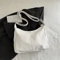 Bolso hobo blanco minimalista de cuero sintético de alta calidad con correa ajustable - Sin colgante / Blanco
