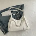 Witte hobo-tas met zilveren ketting en parels op een casual denim achtergrond - Zonder Hanger / Wit
