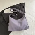 Bolso tote de nylon violeta minimalista con correa ajustable en un entorno de estilo urbano - Sin colgante / Morado