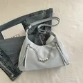 Lichtblauwe schoudertas voor dames met parelketting en details met zijritssluiting - Zonder Hanger / Blauw