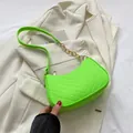 Neongrüne Stepptasche mit goldener Kette und strukturierter Wildlederoptik - Fluoreszierendes Grün Mit Münzen