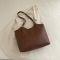 Bolso tote grande minimalista en cuero sintético marrón oscuro con correas de hombro - Marrón