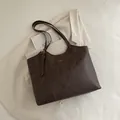 Bolso tote grande marrón oscuro con textura de mármol y correa de hombro ajustable - Marrón