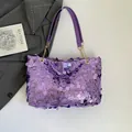 Schicke lila Pailletten-Tragetasche mit Kettengurt und Metallic-Finish für Partys - Lila