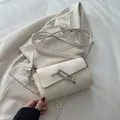 Sac baguette minimaliste blanc crème avec boucle métallique argentée élégante - Blanc