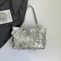 Funkelnde silberne Pailletten-Tasche mit eleganter Metallkette für modischen Look - Silber