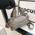 Bolso cilíndrico versátil de nailon gris oscuro con correa ajustable y cremallera - Gris