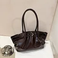 Modische dunkelbraune Schultertasche aus glänzendem Faltenleder mit Kordelzugdetail - Braun