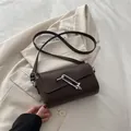Sac baguette minimaliste marron foncé avec une boucle en U argentée au design sophistiqué - Marron