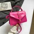 Sac bandoulière carré chic en similicuir rose avec détails dorés et poignée - Rose
