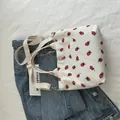 Borsa tote in velluto a coste bianco con stampa fragola e tracolla staccabile - Bianco