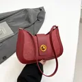 Borsa a mezzaluna rossa con paillettes, chiusura a scatto dorata e dettagli in pelle - Rosso