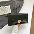 Pochette enveloppe noire en cuir texturé avec motif ondulé et boucle dorée - Noir