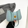 Elegante borsa sottobraccio intrecciata azzurra con finiture in pelle e chiusura oro - Blu