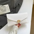 Pochette enveloppe blanche à texture ondulée et boucle dorée en forme de vague - Blanc