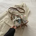Retro-Beuteltasche mit floraler Jacquard-Stickerei und braunem Leder-Schultergurt - Vintage Mehrfarbiges Blumen-Jacquard mit braunem Besatz (Stil 2)