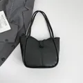 Minimalistische schwarze Leder-Einkaufstasche mit schmalen Trägern und Druckknopf - Ohne Anhänger / Schwarz