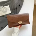 Pochette marron foncé avec texture ondulée et fermoir cœur doré élégant - Marron
