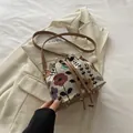 Ethno-Beuteltasche mit Blumenmuster, braunem Lederriemen und Kordelzug-Verschluss - Üppiges Grün Blumenmuster Gewebt mit braunem Besatz (Stil 3)