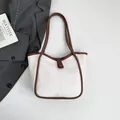 Minimalistische weiße Shopper-Tasche mit braunen Ledergriffen im schicken urbanen Stil - Ohne Anhänger / Weiß