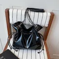 Borsa tote in vernice nera lucida con elegante tracolla a catena argentata e coulisse - Nero