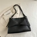 Bolso de hombro geométrico negro en cuero PU mate con solapa triangular para uso diario - Negro