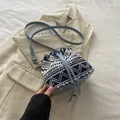 Ethno-Beuteltasche aus blauem Canvas mit geometrischem Muster und hellblauem Leder - Blau-weißes Rauten-Geometriemuster mit hellblauem Besatz (Stil 4)