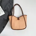 Minimalistische Schultertasche aus Kunstleder in Milchtee und Dunkelbraun Kontrast - Ohne Anhänger / Khaki