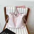 Borsa tote rosa in ecopelle con catena d'argento e coulisse laterali di stile - Rosa