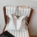 Grande borsa tote bianca lucida con catena d'argento e dettagli regolabili con coulisse - Bianco