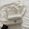 Minimalistische beige Handtasche aus Leder mit goldenem Verschluss für Damenmode - Weiß