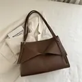 Borsa a tracolla in pelle marrone cioccolato con design vintage a busta - Marrone