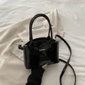 Schwarze Lackleder-Achseltasche mit silbernem Fashion-Logo und langem Schultergurt - Schwarz