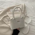 Schicke weiße Handtasche aus Lackleder mit FASHION-Metallplakette und Schultergurt - Weiß